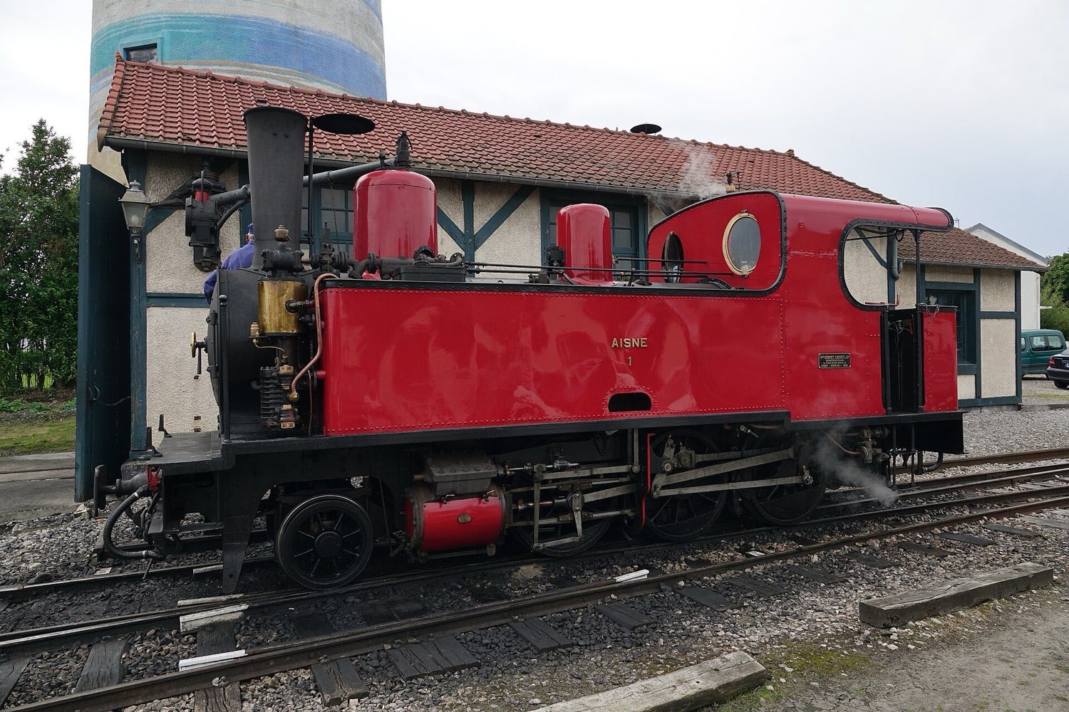 Locomotive à vapeur rouge en gare du Crotoy